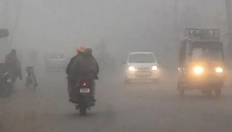 Bihar weather: पटना के आकाश पर छायी धुंध, आज भी छाया रहेगा कोहरा, जानें किस जिले में सबसे कम रहा तापमान