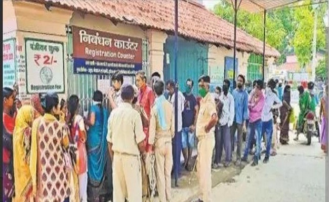 बेगूसराय सदर अस्पताल में मरीजों का हूजूम, सोशल डिस्टेंसिंग का नहीं हो रहा पालन