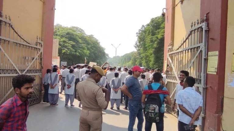 Varanasi News: BHU में छात्रों ने किया प्रदर्शन, कहा- जब रैली हो सकती है तो ऑफलाइन कक्षाएं क्यों नहीं चल सकतीं