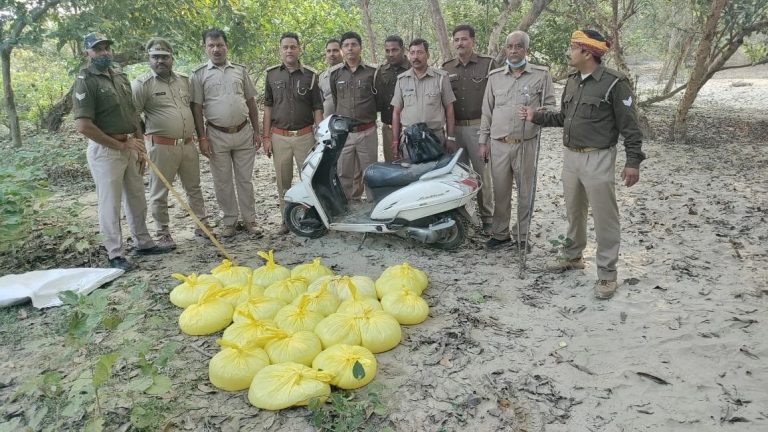 Gorakhpur News: आबकारी विभाग ने 155 लीटर कच्ची शराब के साथ दो अभियुक्तों को किया गिरफ्तार, एक स्कूटी भी बरामद