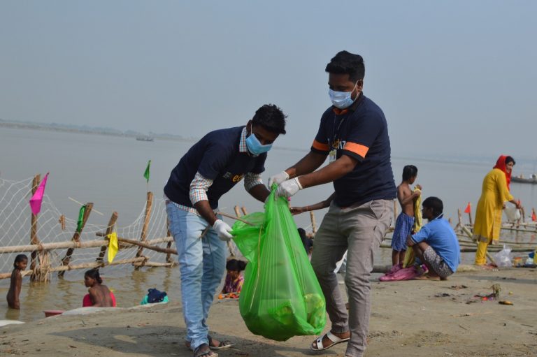 Chhath: पटना में घटने लगा गंगा का जलस्तर, घाटों पर छठ को लेकर शुरू हुआ सफाई का काम