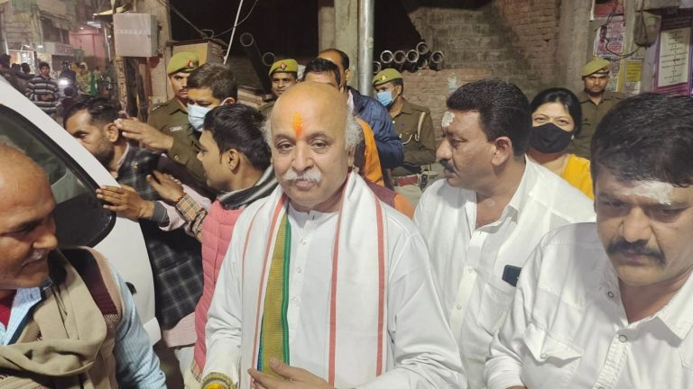 रामचरितमानस विवाद: बिहार पहुंचे प्रवीण तोगड़िया ने बाबर की दिलाई याद, शिक्षा मंत्री को ललकारा, बोले…