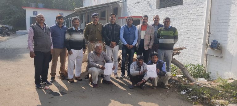 Bareilly News: आरपीएफ ने रेलवे का पेड़ काटते समय तीन लोगों को पकड़ा, मुकदमा दर्ज
