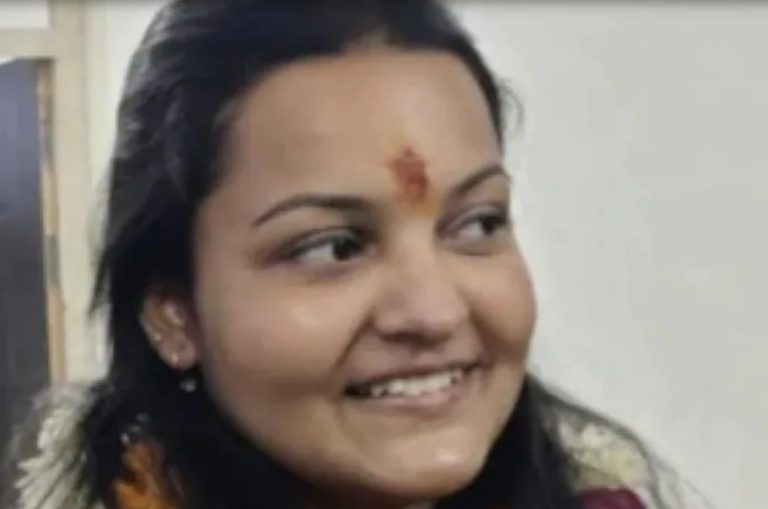 पिता ने थामा सपा का दामन तो बीजेपी ने बेटी को उतारा चुनावी मैदान में, बिधूना सीट पर दिलचस्प हुआ मुकाबला पिता ने थामा सपा का दामन तो बीजेपी ने बेटी को उतारा चुनावी मैदान में, बिधूना सीट पर दिलचस्प हुआ मुकाबला