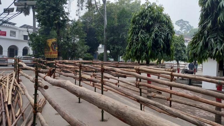 बरेली में नामांकन केंद्र की जगह ज्योतिषाचार्यों के चक्कर काट रहे प्रत्याशी, आज पांच का नॉमिनेशन