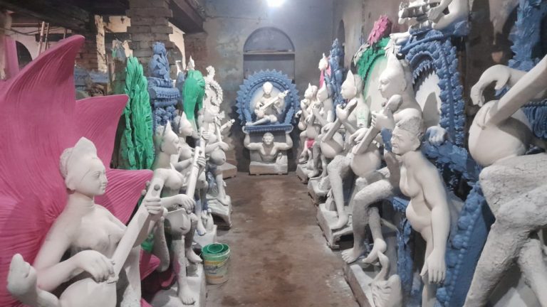 झारखंड में सरस्वती पूजा की तैयारी अंतिम चरणों में लेकिन मूर्तिकारों पर नहीं हो रही लक्ष्मी की कृपा