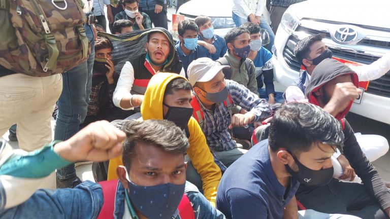 पटना: आर्यभट्ट नॉलेज यूनिवर्सिटी में छात्रों का बवाल, लेट हुआ सत्र तो परीक्षा के विरोध में कुलपति को घेरा