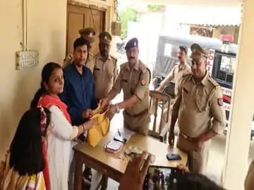Gorakhpur News: गोरखपुर पुलिस ने पेश की मिसाल, वापस किया रुपयों और जेवरात से भरा बैग