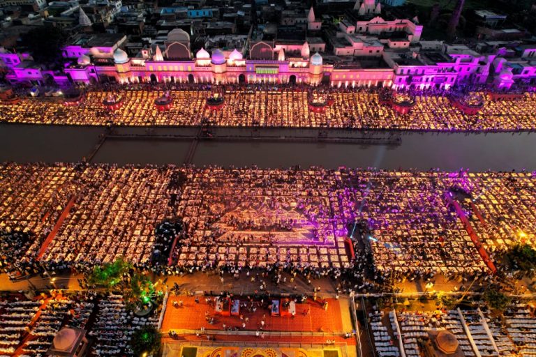 Ayodhya Deepotsav: 15.76 लाख दीपों से जगमगाई प्रभु श्रीराम की अयोध्या, गिनीज में दर्ज हुआ नाम