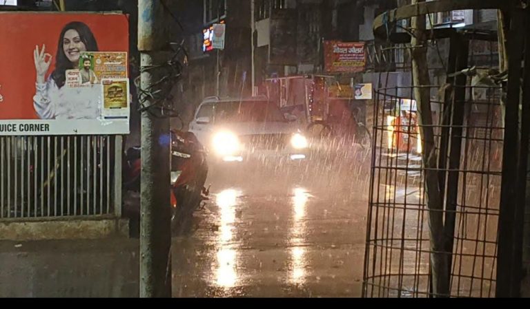 Agra Weather Alert: ताजनगरी में तेज बारिश के साथ कई जगह गिरे ओले, पश्चिमी विक्षोभ के कारण हवाएं करेंगी परेशान