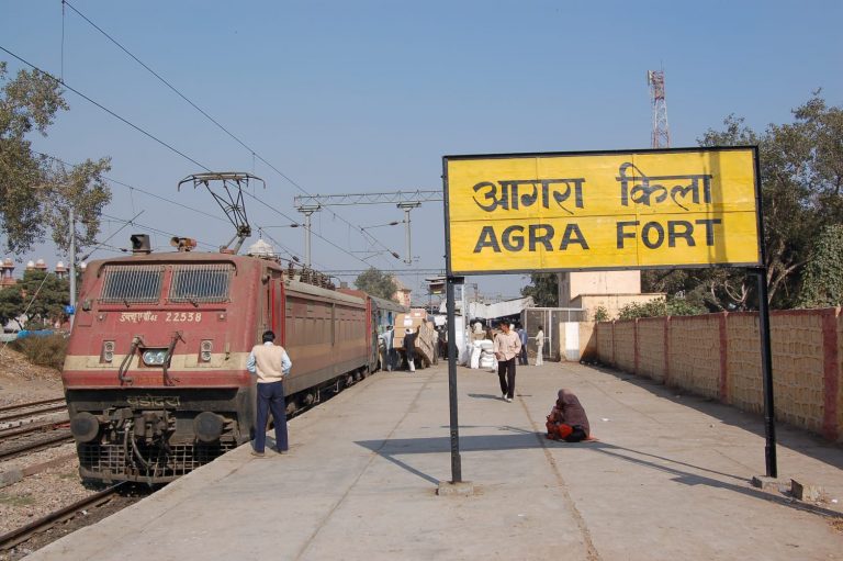 आगरा: ट्रेन में छिपकर धूम्रपान करने वालों की आई शामत, अभियान चला कर वसूला भारी जुर्माना