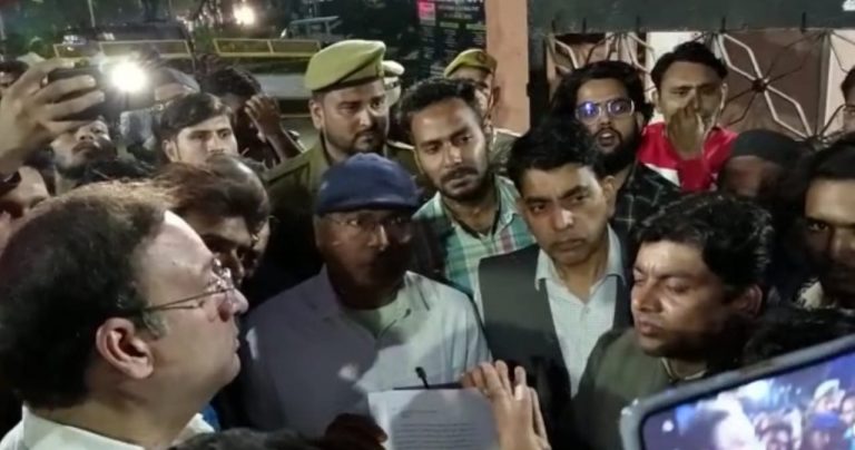 बीटेक स्टूडेंट की थाना में पिटाई , एएमयू  छात्रों ने निकाला प्रोटेस्ट मार्च , जानिये क्या है पूरा मामला