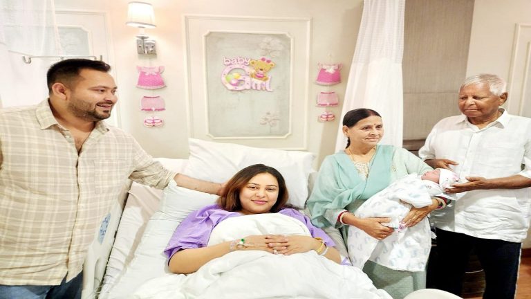 लालू यादव बेटे तेजस्वी के साथ पोती से मिलने पहुंचे अस्पताल, गोद में लेकर कहा…