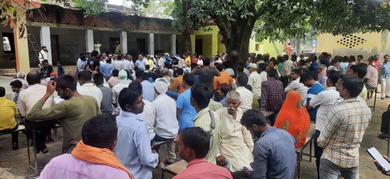 गोरखपुर में जंगल कौड़िया-जगदीशपुर रिंग रोड का काम रुका, मुआवजा के विरोध में किसानों की महापंचायत गोरखपुर में जंगल कौड़िया-जगदीशपुर रिंग रोड का काम रुका, मुआवजा के विरोध में किसानों की महापंचायत