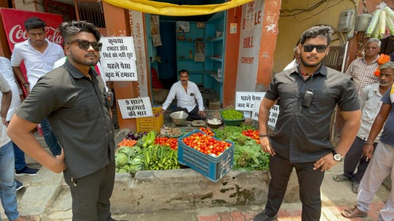 UP News : वाराणसी में टमाटरों की सुरक्षा के लिए बाउंसर तैनात, अखिलेश बोले,  सरकार दे जेड प्लस सुरक्षा