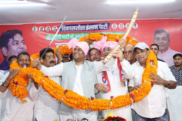 Bihar Politics: पूर्व IPS अधिकारी बीके सिंह  मुकेश सहनी की नाव में हुए सवार, जानिए क्यों ली सदस्यता