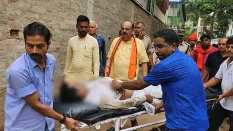 DM-SP का दावाः भगदड़ में बेहोश होने से हुई बीजेपी नेता की मौत, मिर्च पाउडर छिड़काव का क्या है BJP से कनेक्शन