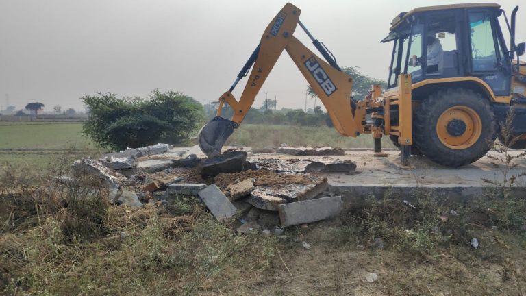 Aligarh News: विकास प्राधिकरण का 3 अवैध कालोनियों पर चला बुलडोजर, बिल्डर लगा रहे थे राजस्व को लाखों की चपत