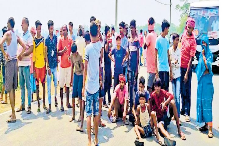 जयनगर में एसएसबी मुख्यालय के लिए जमीन सीमांकन का ग्रामीणों का विरोध,सुबह से शाम तक होता रहा सड़क जाम