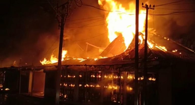 Bengal News: कूचबिहार में आग लगने से 30 दुकान जलकर राख, करीब 50 लाख के नुकसान का अनुमान