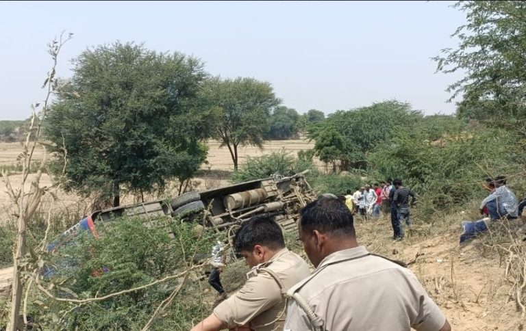 आगरा में यमुना एक्सप्रेसवे पर बड़ा हादसा, टायर फटने से पलटी बस, कई यात्री गंभीर रूप से घायल