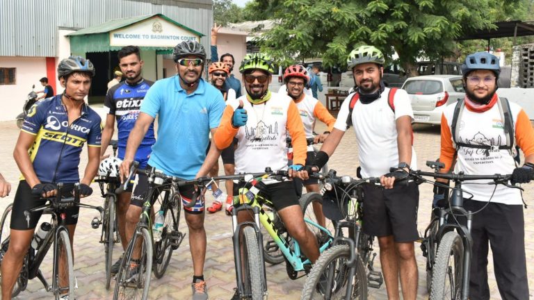 Agra News: आगरा में 100 करोड़ वैक्सीनेशन पर डीएम-एसएसपी ने चलायी 100 किमी साइकिल, लोगों को किया जागरूक Agra News: आगरा में 100 करोड़ वैक्सीनेशन पर डीएम-एसएसपी ने चलायी 100 किमी साइकिल, लोगों को किया जागरूक