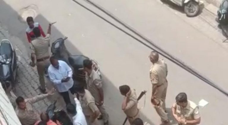 आगराः बीजेपी के पदाधिकारी और कार्यकर्ताओं के साथ पुलिसकर्मी ने की मारपीट, वीडियो हुआ वायरल