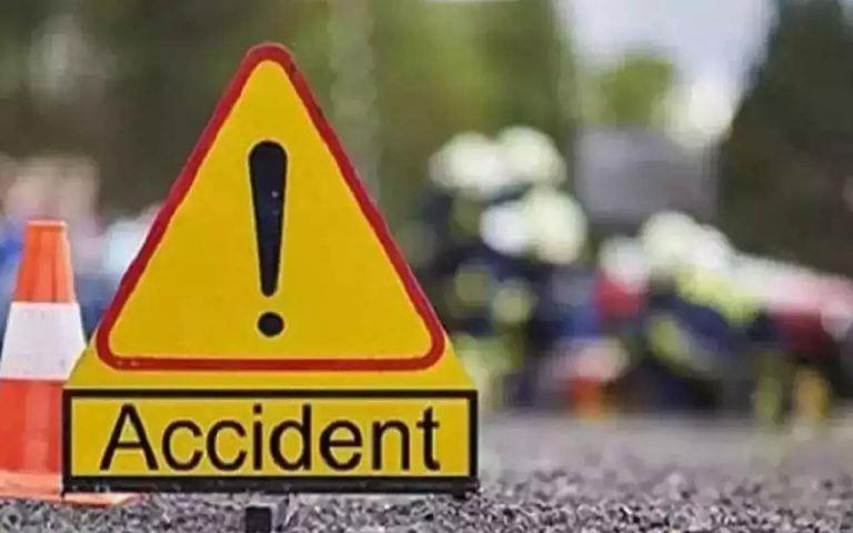 कोडरमा में कार व ऑटो की टक्कर, तीन महिलाएं घायल