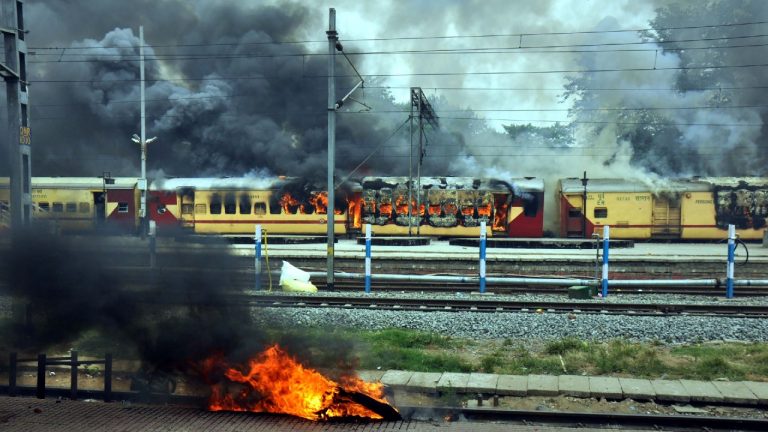 Agneepath Scheme Protest: बिहार में बंद समर्थकों ने बस फूंकी, UP में बवाल, गृह मंत्रालय ने किया बड़ा ऐलान
