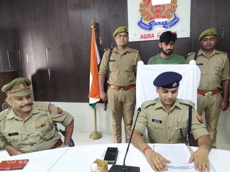 Agra Paper Leak Case: पेपर लीक कर छात्रों को बेचता था कॉलेज का ही प्राचार्य, पुलिस ने किया गिरफ्तार