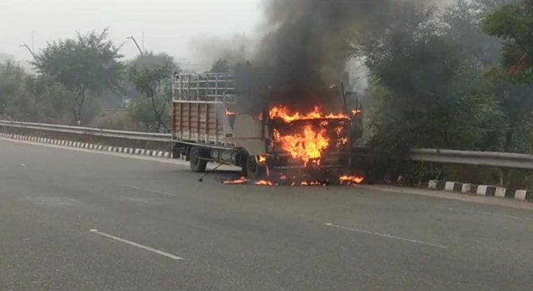 Agra News: आगरा में अचानक आग का गोला बना कैंटर, किस्मत से बची ड्राइवर की जान, टला बड़ा हादसा