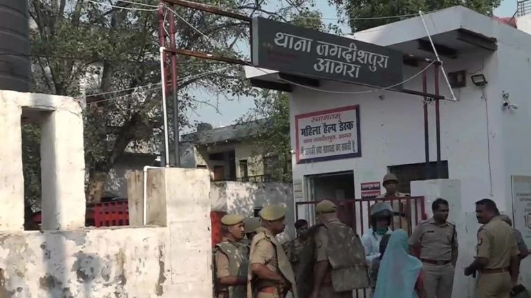 Agra News: पुलिस हिरासत में युवक की मौत, 5 पुलिसकर्मी सस्पेंड, जानें अब तक क्या हुआ