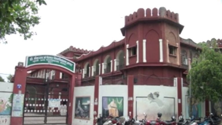 Agra University: पेपर लीक मामले में परीक्षा नियंत्रक पर गिरी गाज, विश्वविद्यालय ने जांच के लिए बनाई टीम