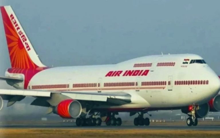 एयर इंडिया के विमान में फिर हुआ लफड़ा, सवारी ने पायलट के साथ कर दिया ये काम