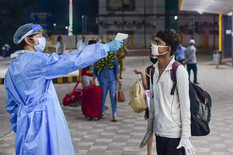 कतार में खड़े होने से पहले ही यात्रियों के बैग हुए सैनिटाइज