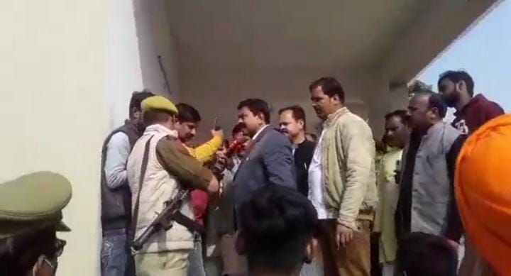 लखीमपुर हिंसा : बेटे आशीष मिश्रा को लेकर सवाल पूछने पर भड़के अजय मिश्र टेनी, पत्रकारों से की बदतमीजी लखीमपुर हिंसा : बेटे आशीष मिश्रा को लेकर सवाल पूछने पर भड़के अजय मिश्र टेनी, पत्रकारों से की बदतमीजी