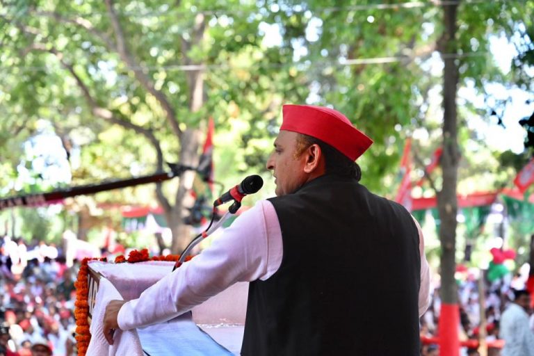 अखिलेश यादव बोले- पुलिस बड़ी निशानेबाज, मोटरसाइकिल में बैठकर भागते अपराधी की टांग में मार देती है गोली