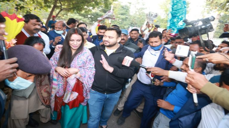 Bihar News : समर्थकों से मिले तेजस्वी-राजश्री, भोजपुरी गायक ने सुनाया -‘अंगना में आइल बहार भौजी…’ गाना