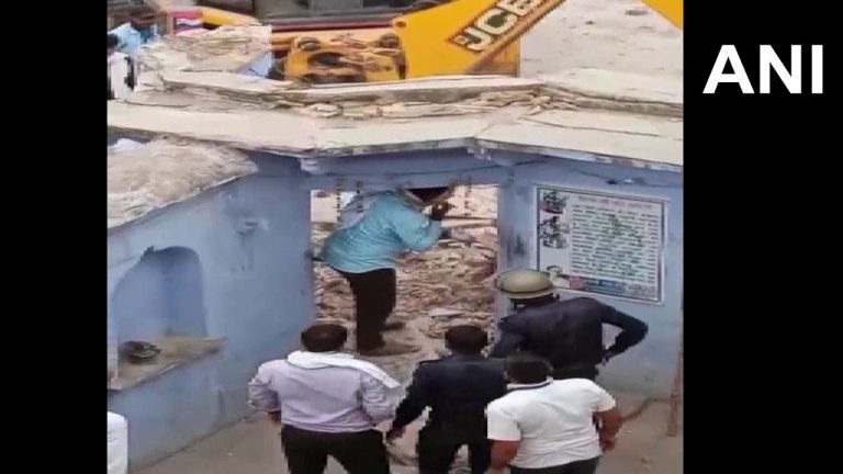 Alwar: 300 साल पुराने मंदिर पर चला बुलडोजर, सरकार का BJP नगरपालिका बोर्ड को नोटिस, पूछा- क्यों तोड़ा?