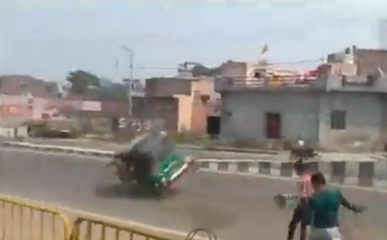 बागपत में ऑटो पर पानी से भरा गुब्बारा मारते ही हुआ बड़ा हादसा, पलटने के बाद घिसटता चला गया ऑटो, कई घायल
