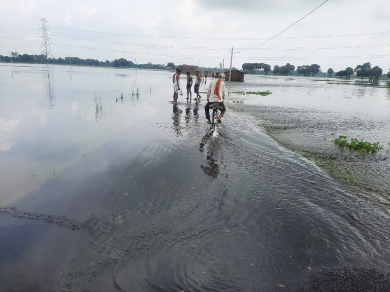 Flood In Bihar: सड़कों पर तीन फुट चढ़ा बाढ़ का पानी, मुजफ्फरपुर में लाखों आबादी का रोड कनेक्शन टूटा, देखें तस्वीर