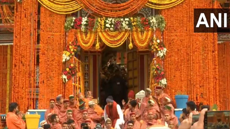 खुल गए बद्रीनाथ धाम के कपाट, दर्शन को उमड़ी देश-दुनिया से श्रद्धालुओं की भीड़