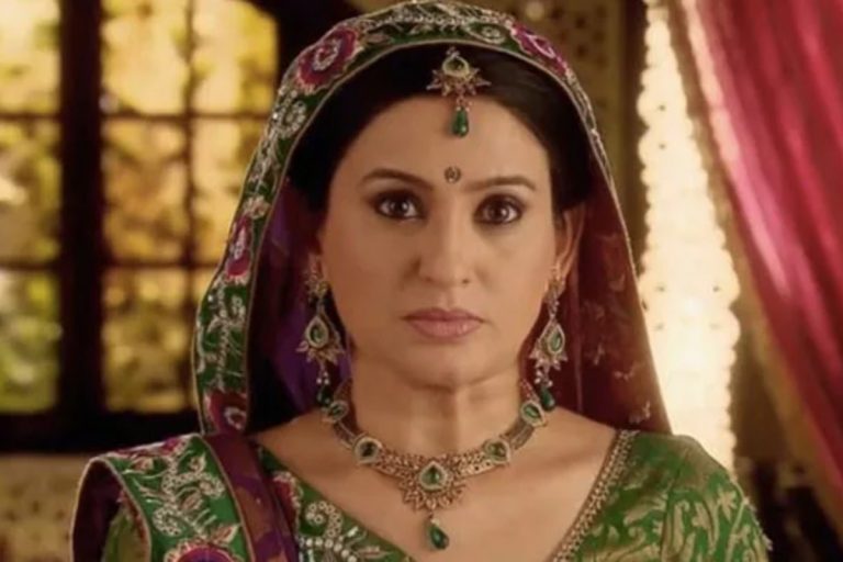 Balika Vadhu में सीधी-सादी दिखने वाली आनंदी की सास सुमित्रा अब हो गई हैं काफी बोल्ड, तसवीरों से नहीं हटेगी नजर