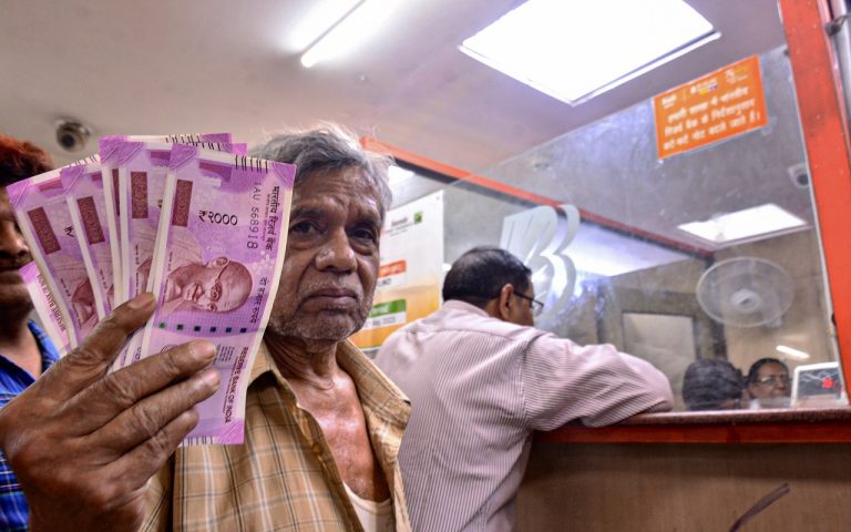 पटना में पहले दिन बदले गए 82 करोड़ रुपये से ज्यादा के 2000 के नोट, जानिए नोटबंदी पर क्या कहती है जनता