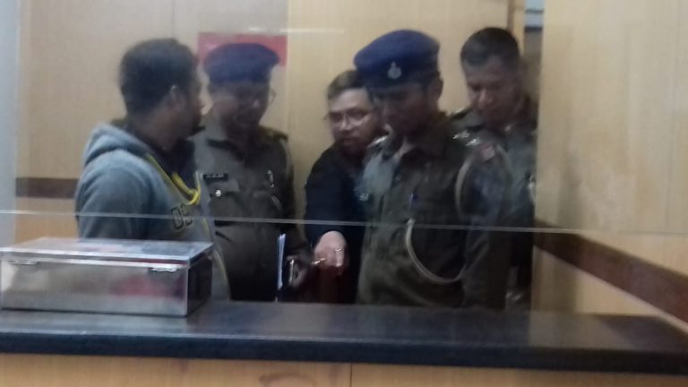 Bihar News: सोनपुर में उत्तर बिहार ग्रामीण बैंक से छह लाख की लूट, अपराधियों की पहचान में जुटी पुलिस