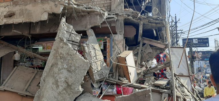 Bareilly News: बरेली में होटल ओबरॉय आनंद का गिरा लिंटर, इलाके में मची भगदड़, बड़ा हादसा टला