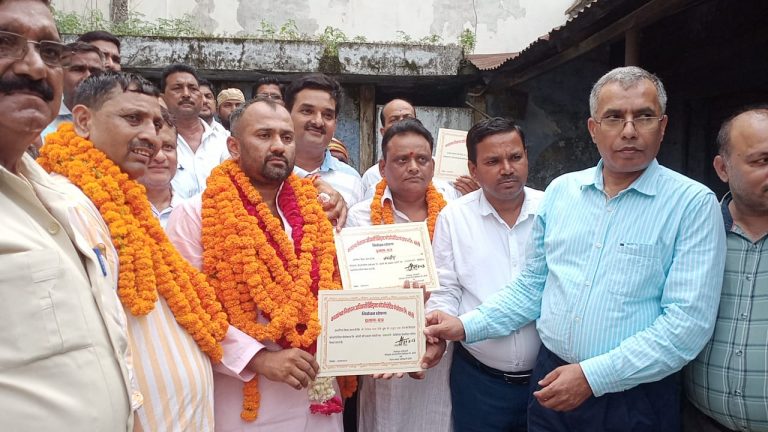 बरेली: शिवेंद्र चौबे ने संभाली रामेश्वर नाथ की सियासी विरासत, डिस्ट्रिक्ट कोऑपरेटिव फेडरेशन के बने चेयरमैन