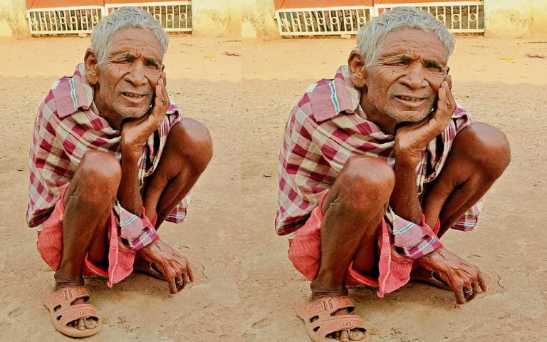 धनबाद : ‘मैं जिंदा हूं साहब… आखिर कितनी बार कहूं’, पेंशन के लिए दर-दर भटक रहा बुजुर्ग