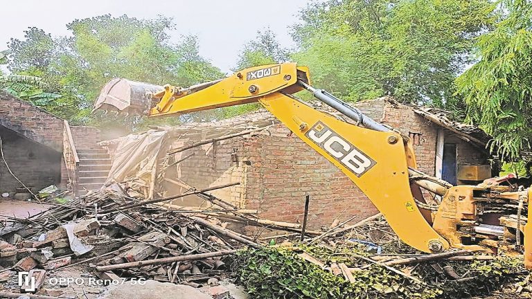 Bihar crime news: बेगूसराय में यूपी प्रशासन की राह पर दिखी पुलिस, बदमाश के घर को बुलडोजर से किया तहस-नहस