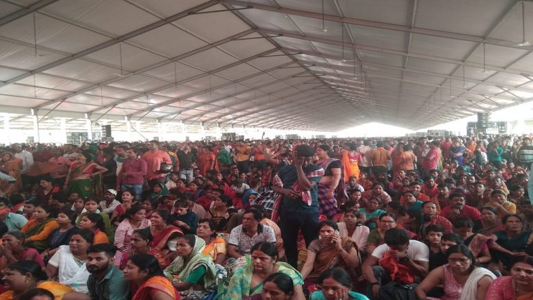 पटना: 40 डिग्री की गर्मी भी भक्तों के आस्था के आगे फेल, खचाखच भरा बागेश्वर दरबार
